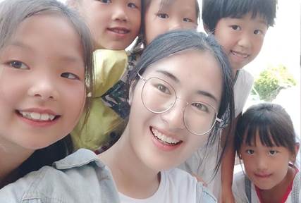 说明: G:\2020-2021学年(下)\学生资助\第六届大学生“自强之星”评选活动\新闻稿\冯薇.jpg